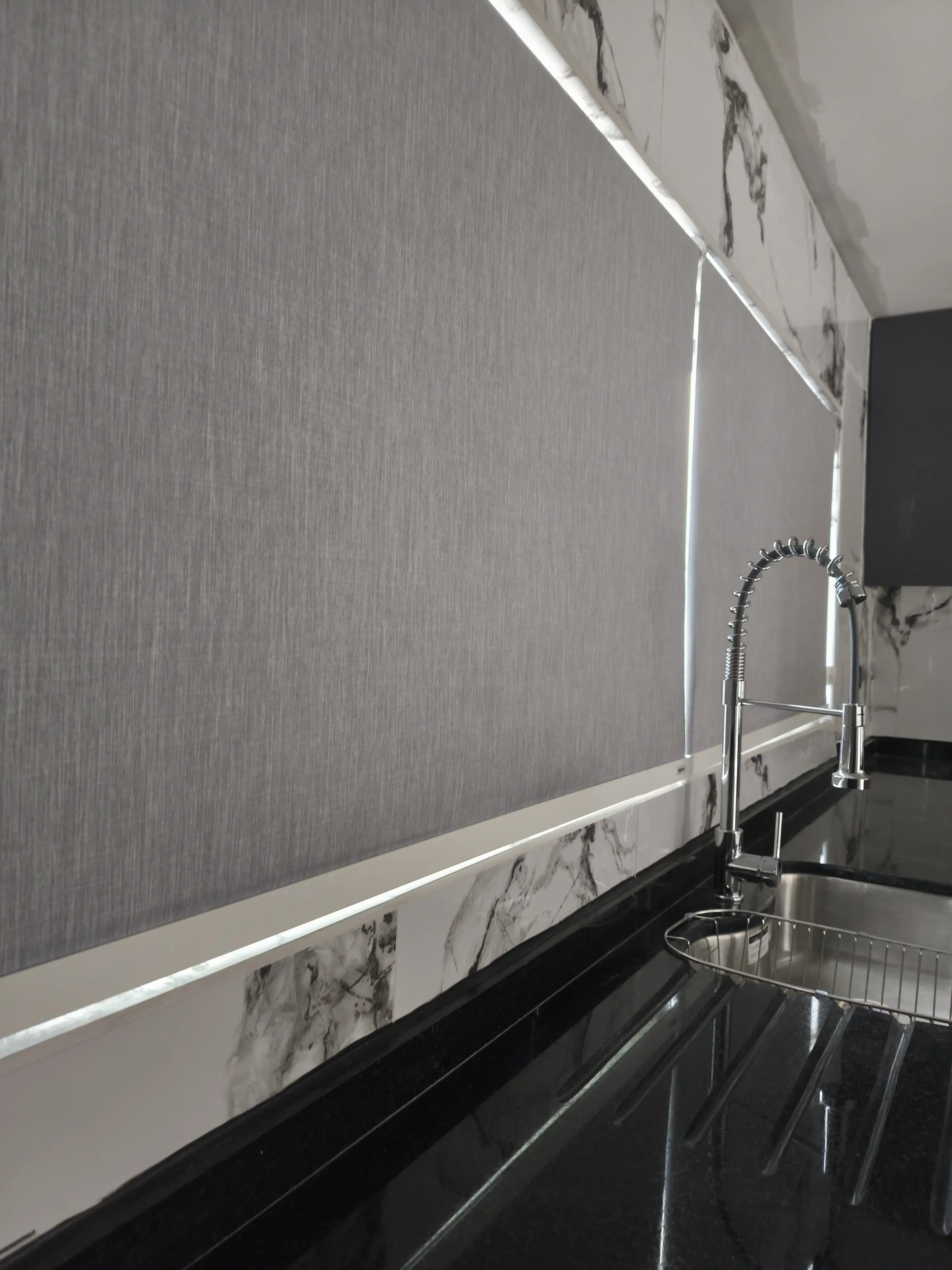 Detalle de tela blackout mostrando su textura y calidad